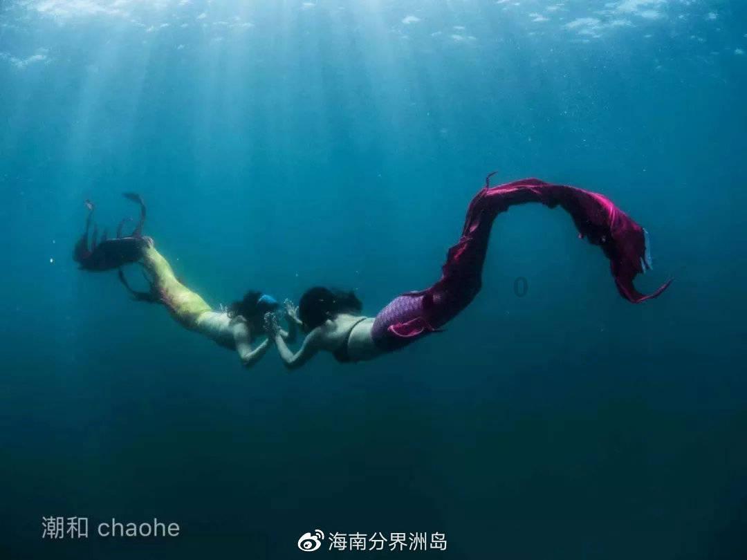 男孩得了奖状后一路展示 ，“奖状之大，小小书包装不下”