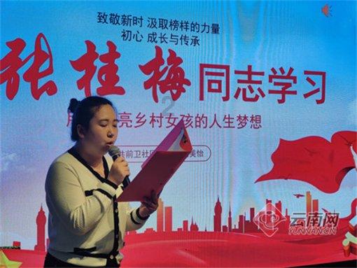 徐梦洁黑色大衣有型显气质 毛线帽满满青春元气感